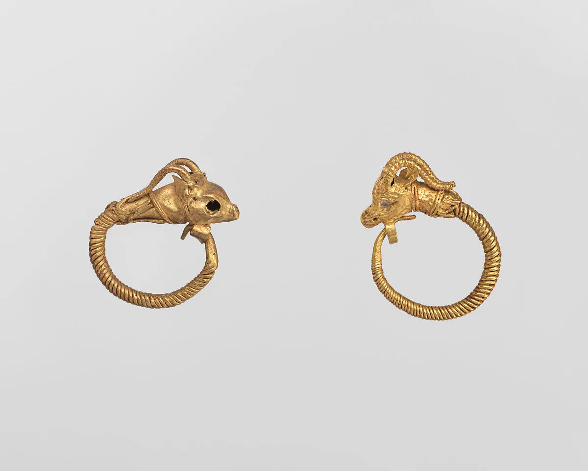 Gold earring with head of an antelope — Unknown