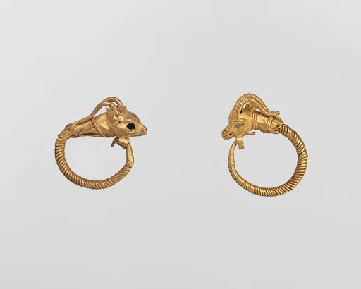 Gold earring with head of an antelope