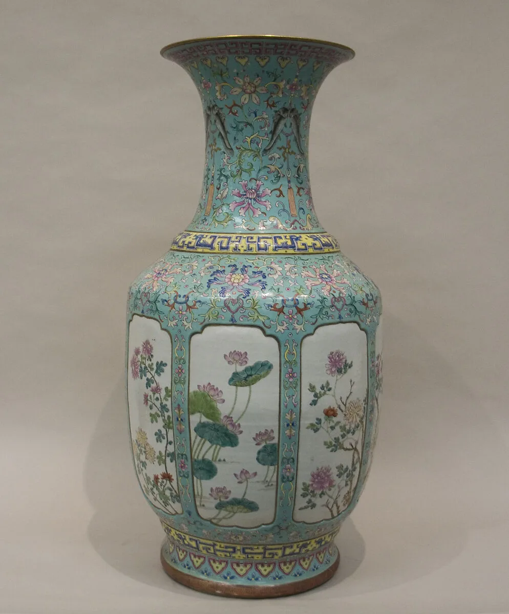 清乾隆 景德鎮窯粉彩松石綠地開光花卉圖大瓶|Vase decorated with lotus flowers — Unknown