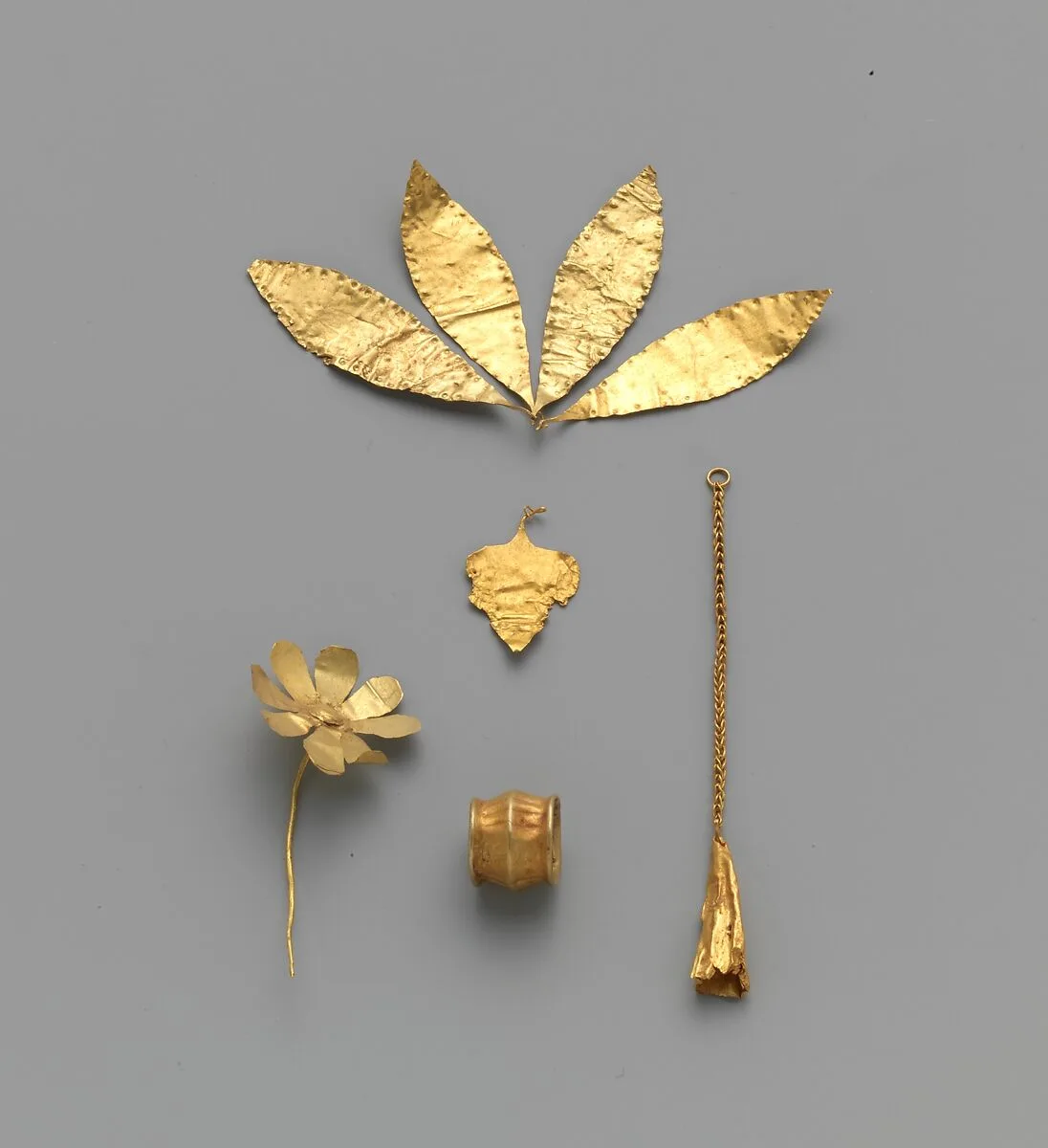 Gold pendant on chain — Unknown