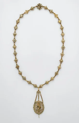 Heraldic chain with pendant badge