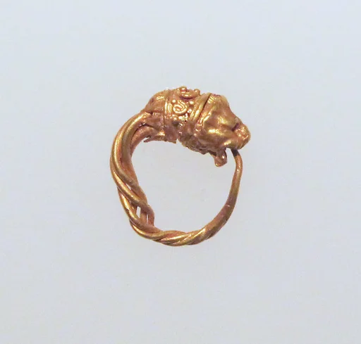 Gold earring with head of a lion