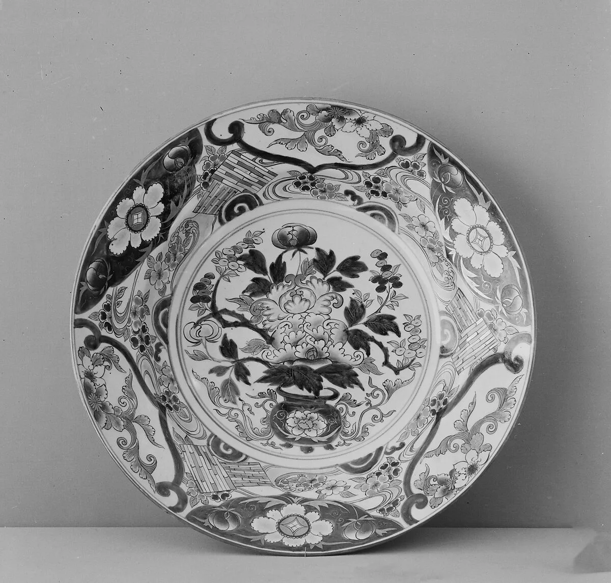 色絵牡丹花筏文大皿|Large Dish with Peony Bouquet and Cherry Blossom Rafts — Unknown
