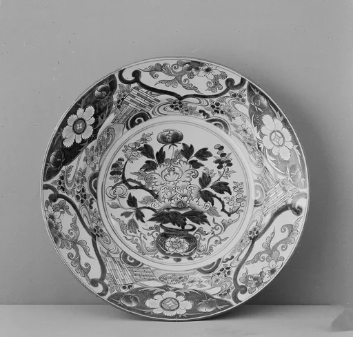 色絵牡丹花筏文大皿|Large Dish with Peony Bouquet and Cherry Blossom Rafts