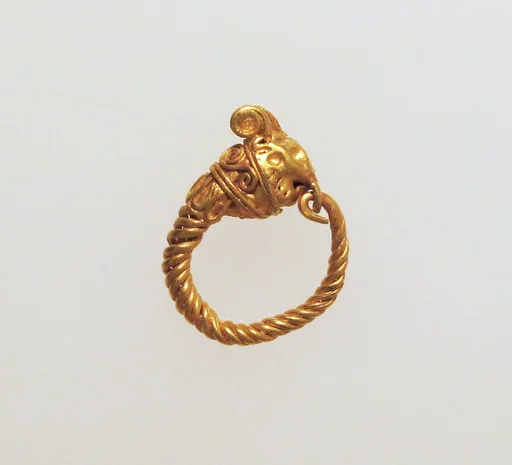 Gold earring with head of an animal