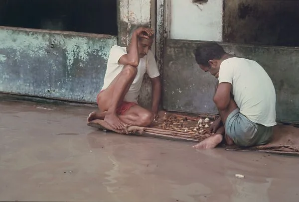 Chess Players, Monsoon Floods, Benares, Uttar Pradesh — Raghubir Singh