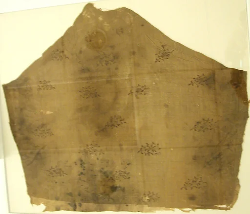 遼  手繪花卉卷草紋綢|Painted textile with scattered floral scrolls