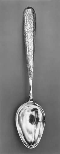 Serving spoon