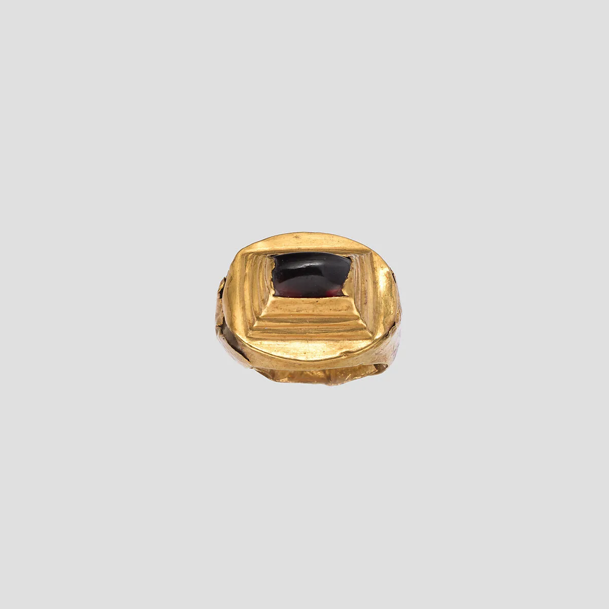 Gold and garnet ring — Unknown