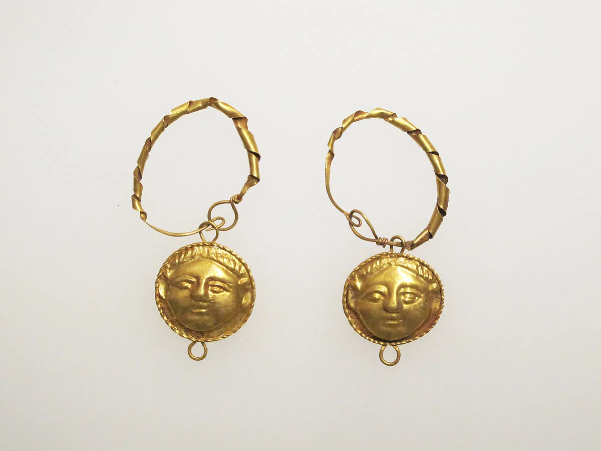 Earring with pendants of female heads — Unknown