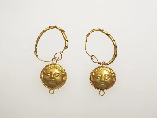 Earring with pendants of female heads