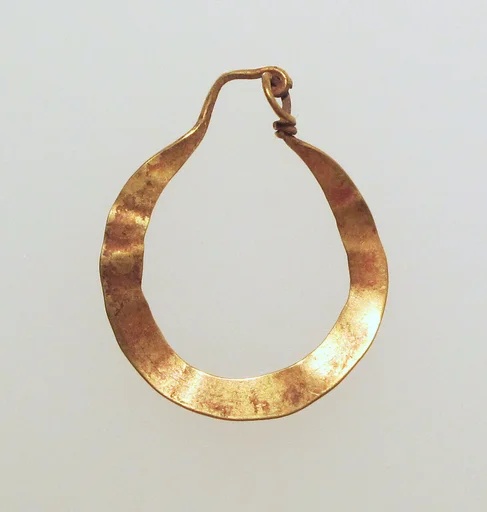 Earring, crescent-shaped