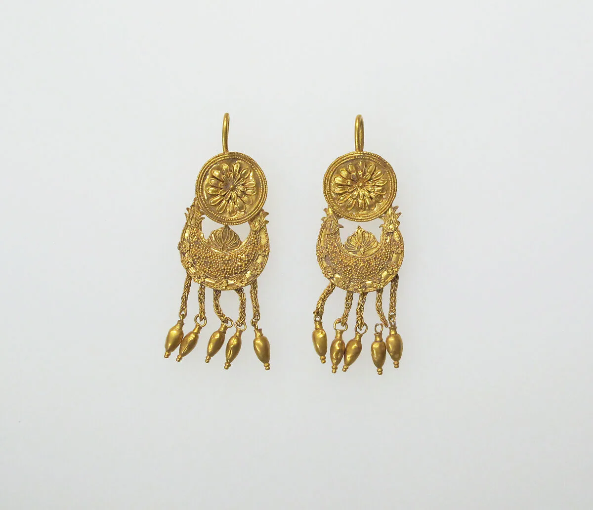 Earring with pendants — Unknown