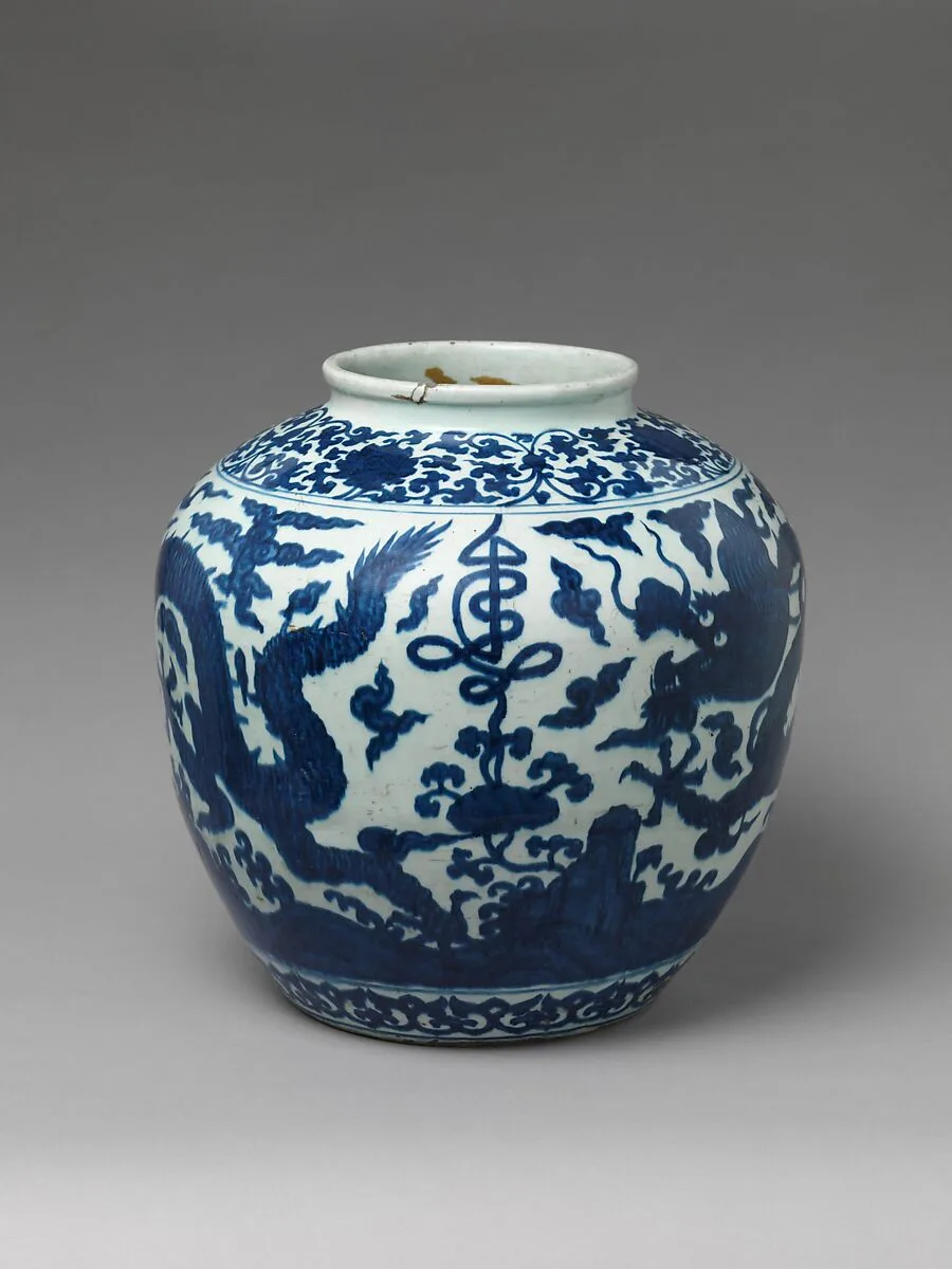明嘉靖 景德鎮窯青花雙龍趕壽罐|Jar with dragon and stylized character for longevity (shou) — Unknown