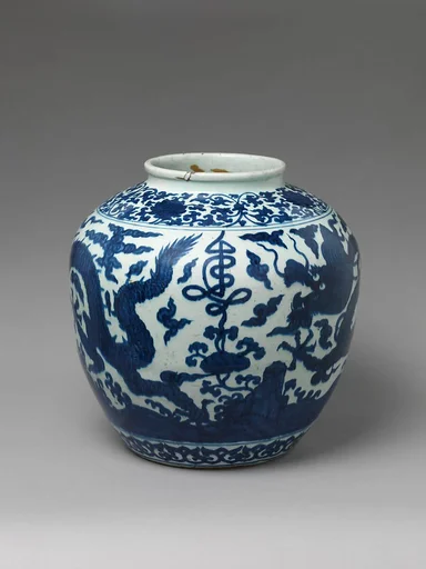 明嘉靖 景德鎮窯青花雙龍趕壽罐|Jar with dragon and stylized character for longevity (shou)