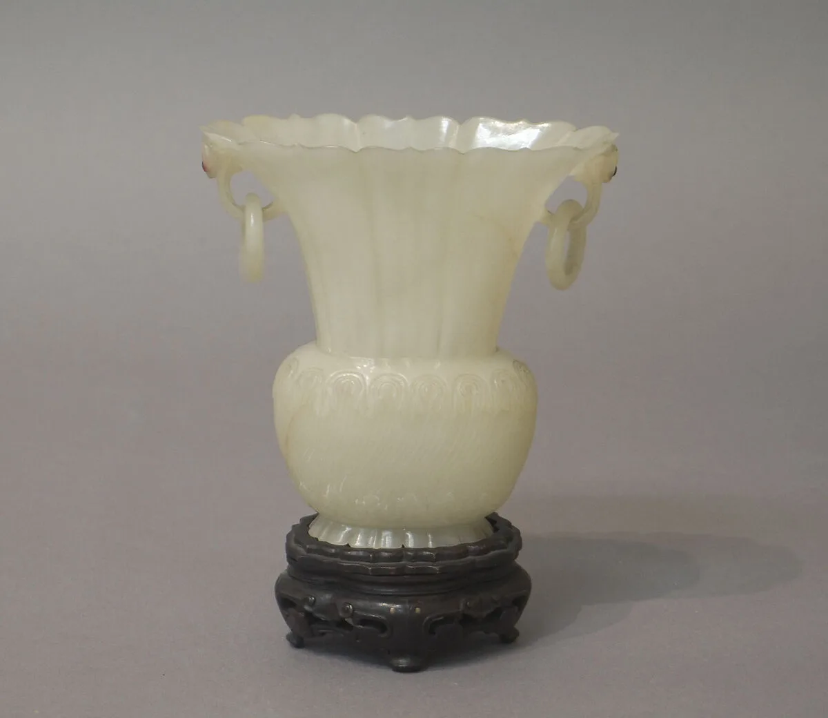 清中期 痕都斯坦風格白玉瓶|Vase with ring handles — Unknown