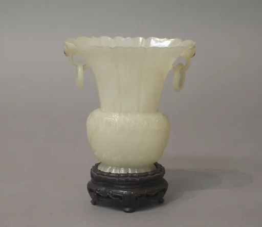 清中期 痕都斯坦風格白玉瓶|Vase with ring handles