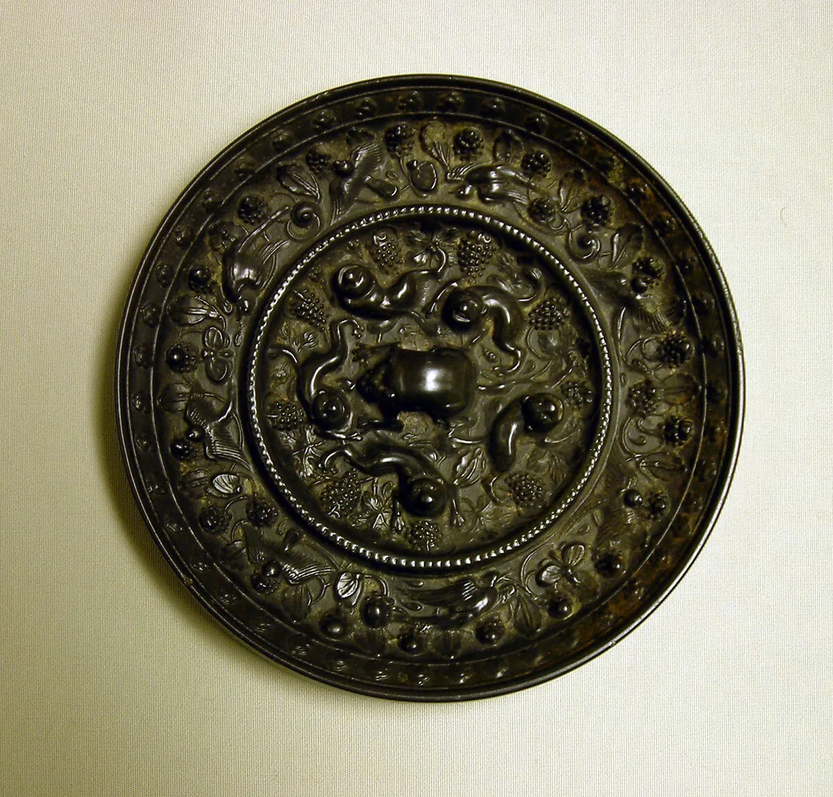 唐 瑞獣葡萄紋銅鏡|Mirror with fantastic animals amid grape vines — Unknown