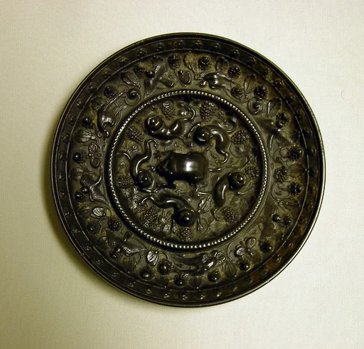 唐 瑞獣葡萄紋銅鏡|Mirror with fantastic animals amid grape vines
