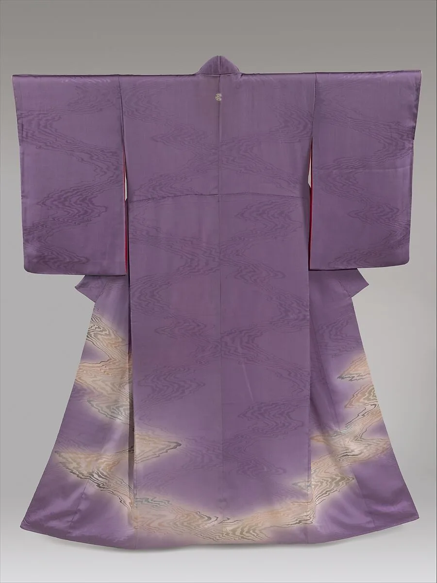 綸子地流水模様着物|Kimono with Stylized Flowing Water — Unknown