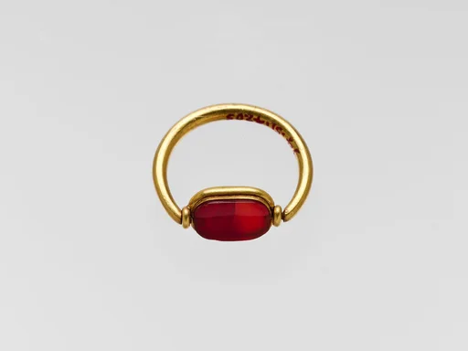 Gold ring with carnelian ring stone