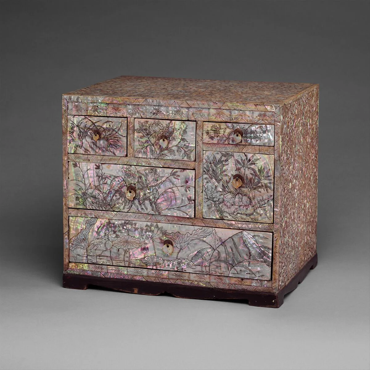 나전 칠 꽃 새 벌레 무늬 함 조선|螺鈿漆 花鳥蟲文 函 朝鮮|Small chest of drawers decorated with flowers, birds, and insects — Unknown