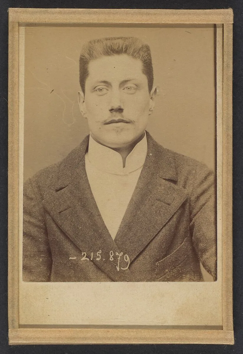 Ortiz. Léon. 25 ans, né à Paris. Commis d'architecte. Anarchiste. Voyage ordinairement en bicyclette. — Alphonse Bertillon