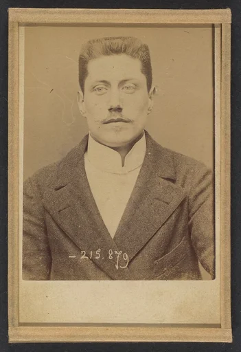 Ortiz. Léon. 25 ans, né à Paris. Commis d'architecte. Anarchiste. Voyage ordinairement en bicyclette.