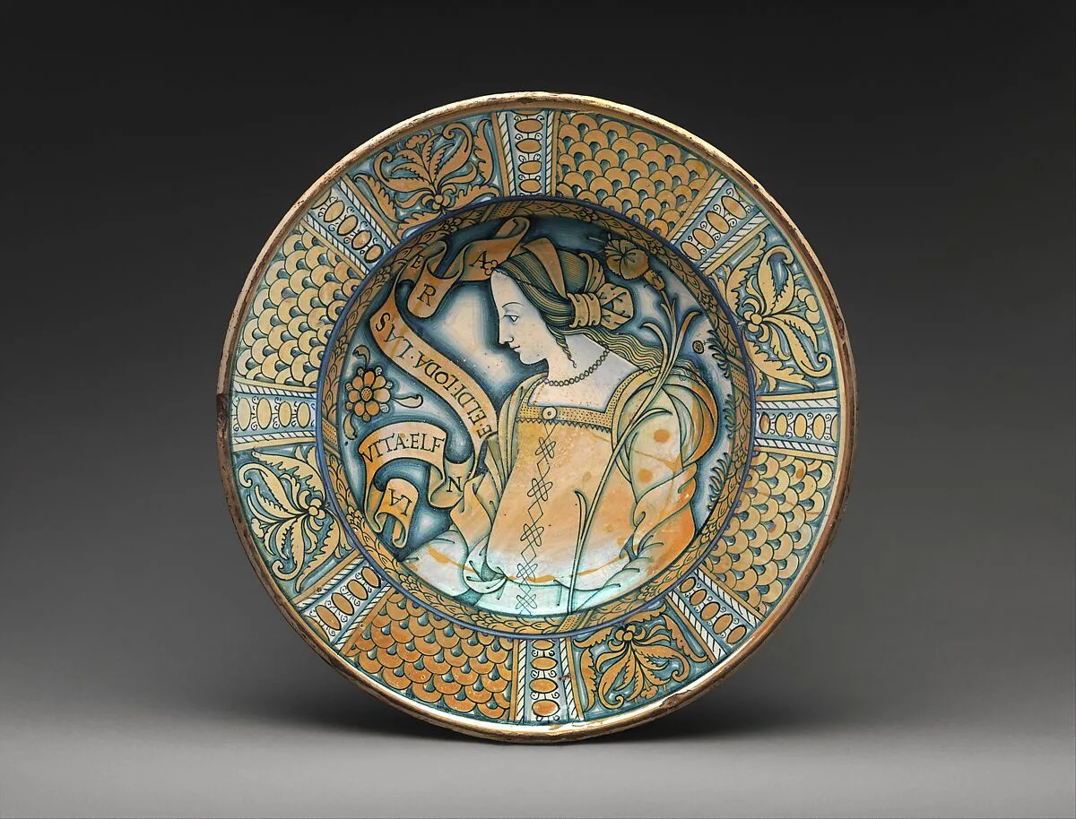 Dish with profile of a woman with Petrarchan verse — Unknown