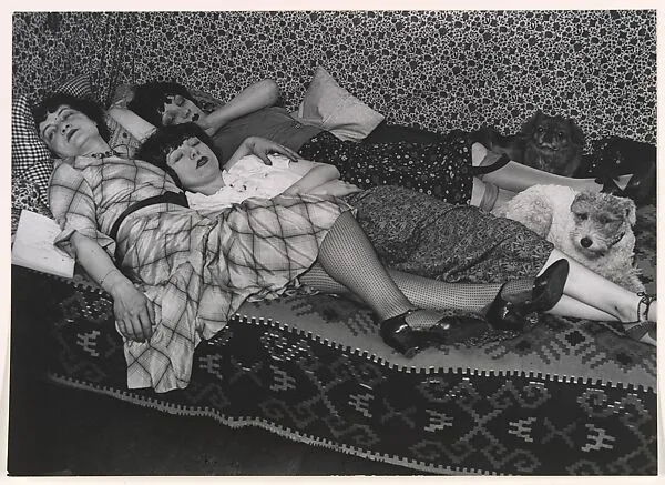 Kiki de Montparnasse avec ses amies Thérèse et Lily (devenue Mme. Dubuffet, la femme du peintre). Kiki est au fond, Lily au milieu — Brassaï
