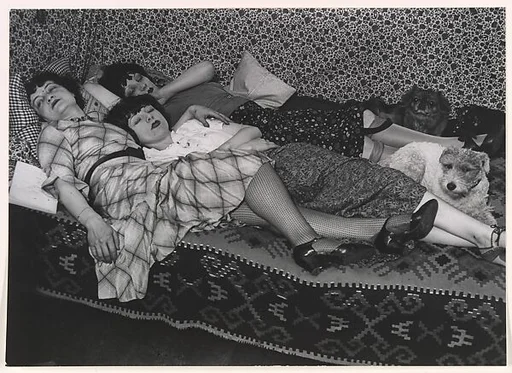 Kiki de Montparnasse avec ses amies Thérèse et Lily (devenue Mme. Dubuffet, la femme du peintre). Kiki est au fond, Lily au milieu