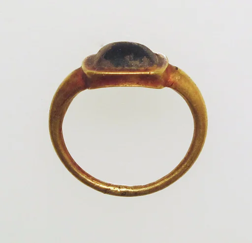 Ring with glass bezel