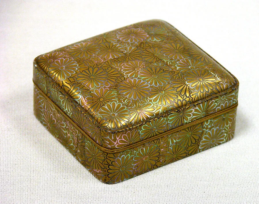 明治時代 菊蒔絵螺鈿香合|Incense Box with Chrysanthemums — Unknown