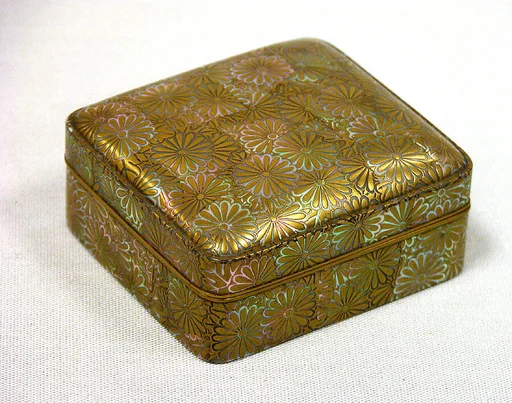 明治時代 菊蒔絵螺鈿香合|Incense Box with Chrysanthemums