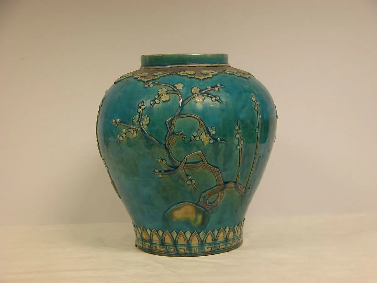 明 法華梅紋罐|Jar decorated with plum blossoms — Unknown