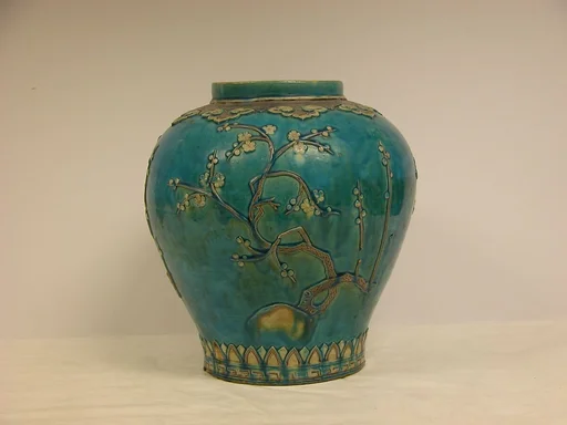 明 法華梅紋罐|Jar decorated with plum blossoms