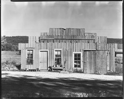 [Wooden Farm Building, Tennessee]
