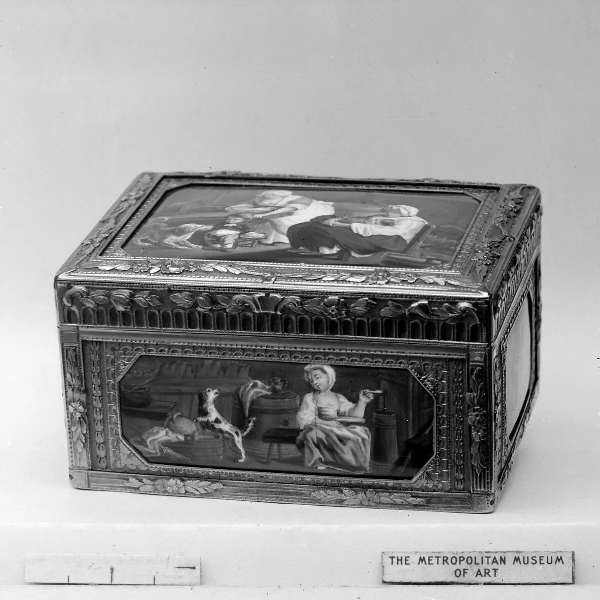 Snuffbox with miniatures representing domestic scenes and still-life subjects — Mathieu Coiny fils
