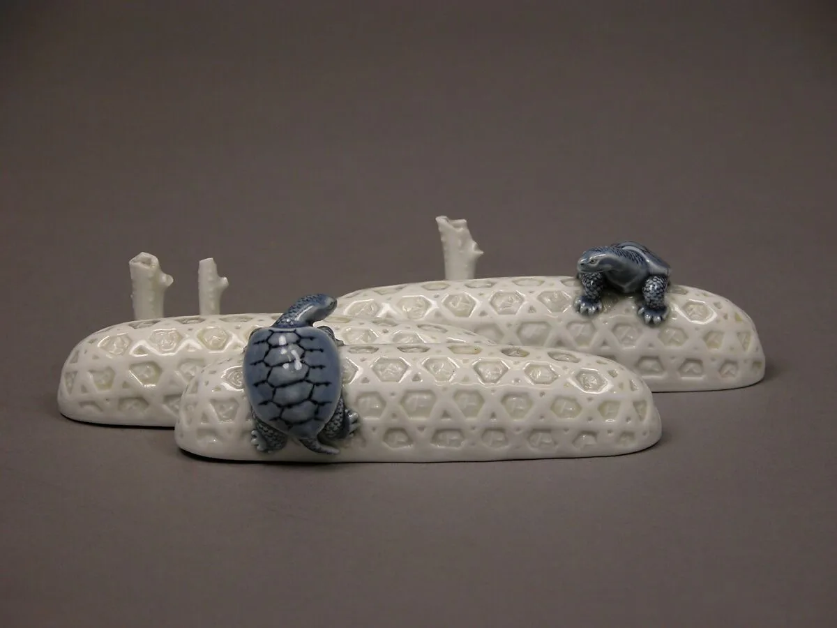 染付亀蛇籠形文鎮|Paperweight in the Shape of Embankment Baskets and Turtles — Unknown