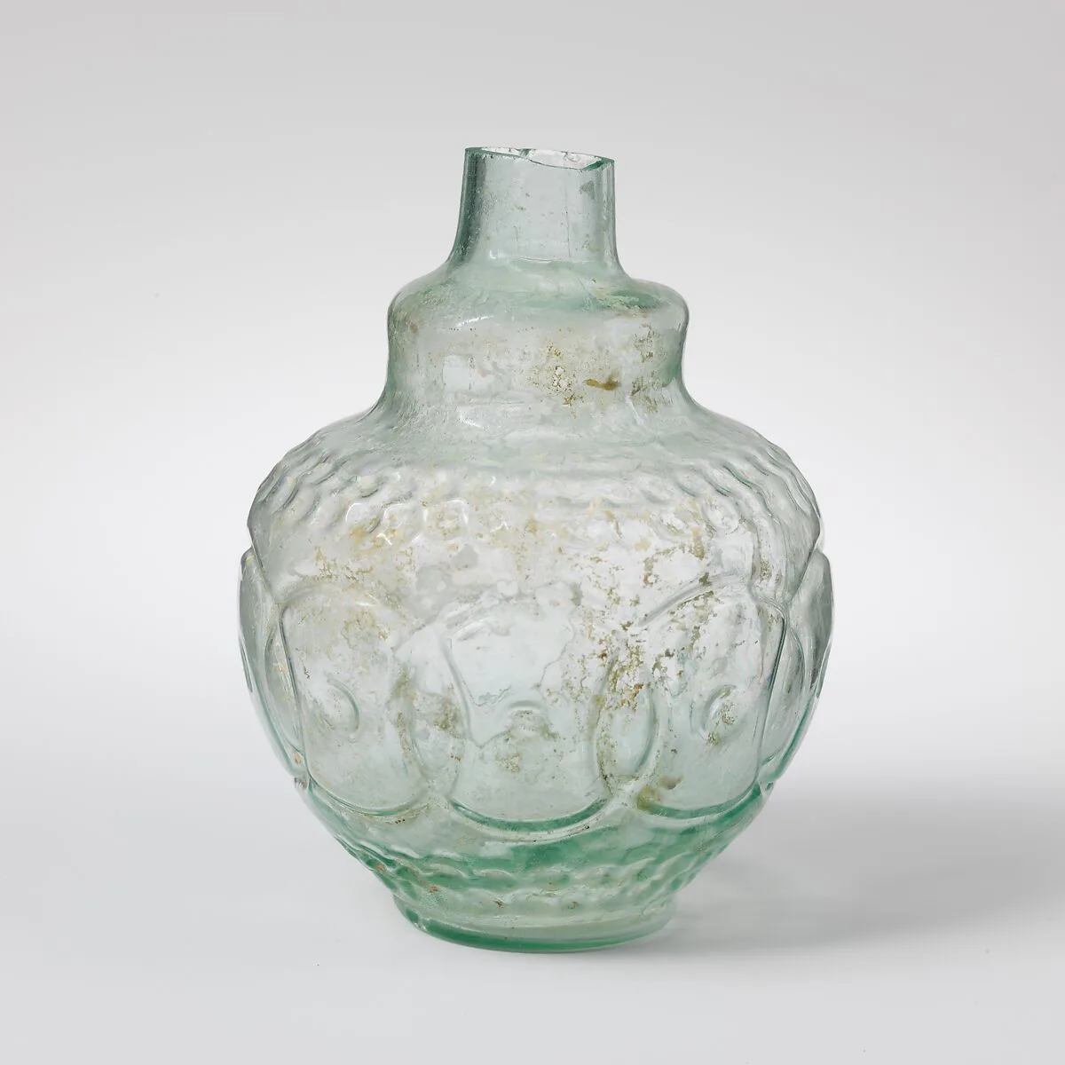 Glass flask decorated with intersecting circles — Unknown