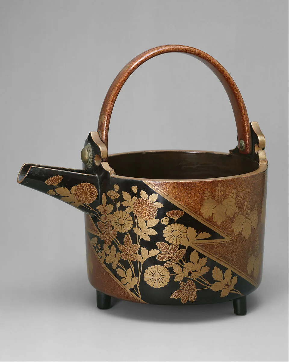 菊桐紋蒔絵提子|Sake Ewer (Hisage) with Chrysanthemums and Paulownia Crests in Alternating Fields — Unknown
