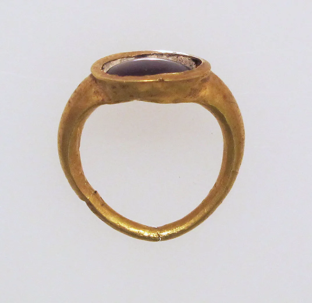 Ring with garnet — Unknown