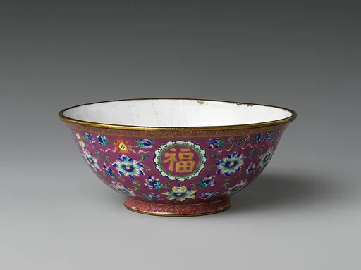 清乾隆 銅胎畫琺瑯“彩華堂製”款碗|Bowl with auspicious emblems (one of a pair)