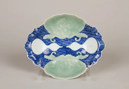 青磁染付瓢文変形小皿|Small Dish with Waves, Shells, and Gourds
