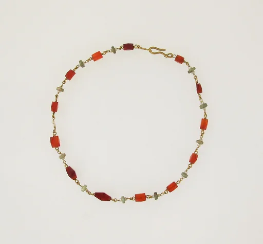 Necklace with carnelian, pearl beads