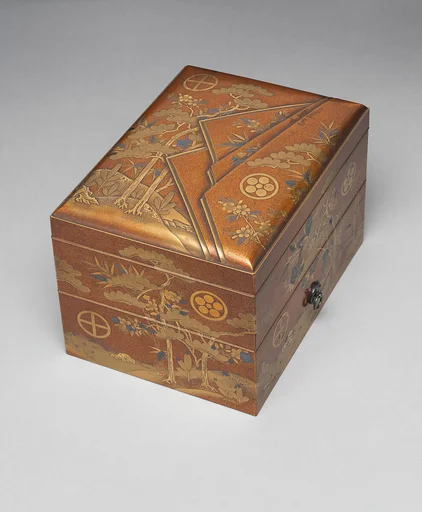 松竹桜家紋蒔絵眉作箱|Cosmetic Box (Mayudzukuri-bako) with Pine, Bamboo, and Cherry Blossoms from a Wedding Set