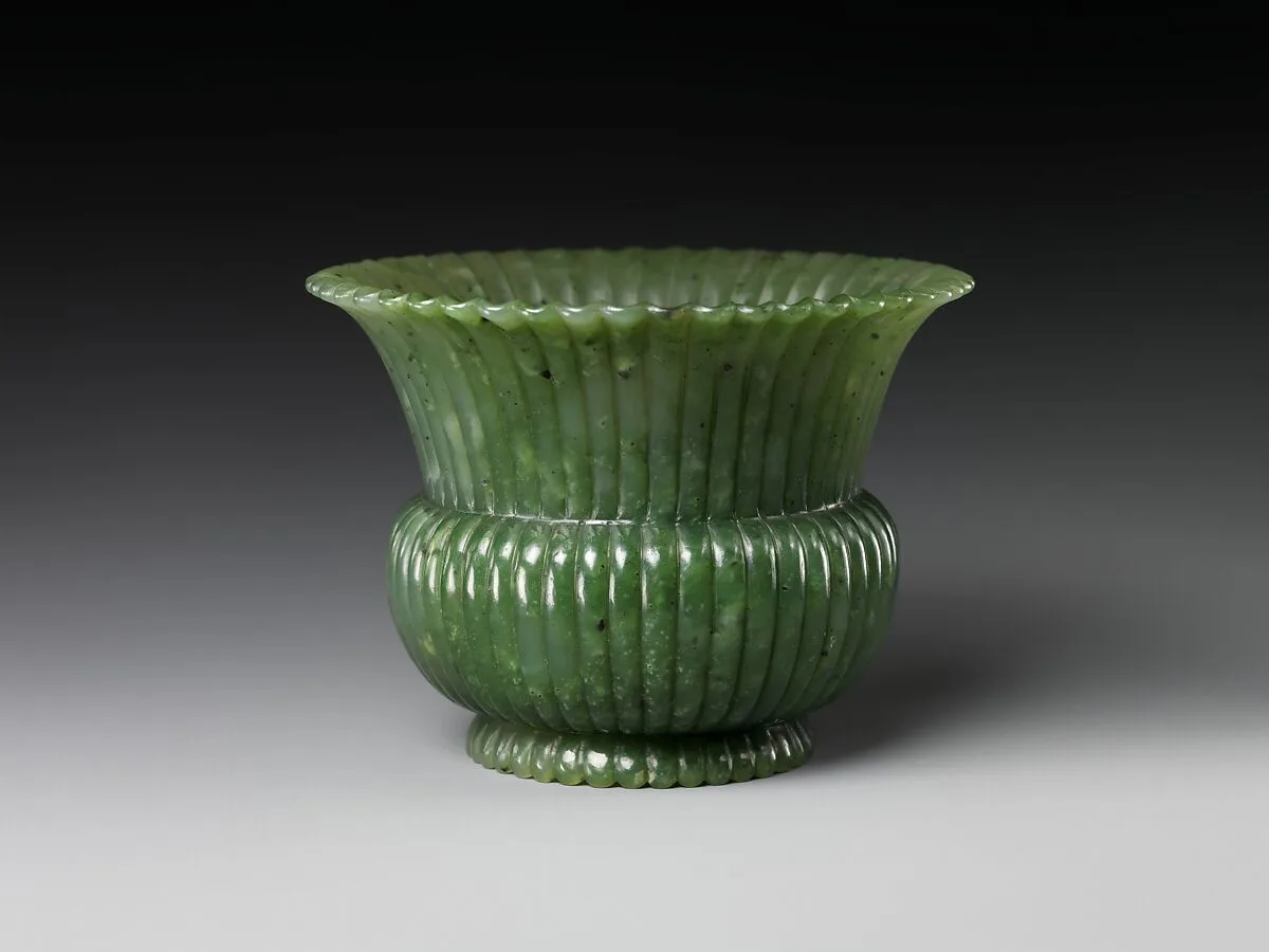 清乾隆 碧玉雕菊瓣尊|Vessel in the shape of a chrysanthemum — Unknown