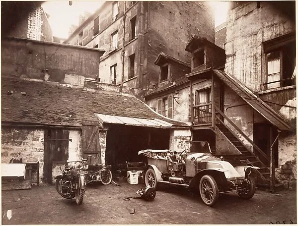 Cour, 7 rue de Valence — Eugène Atget