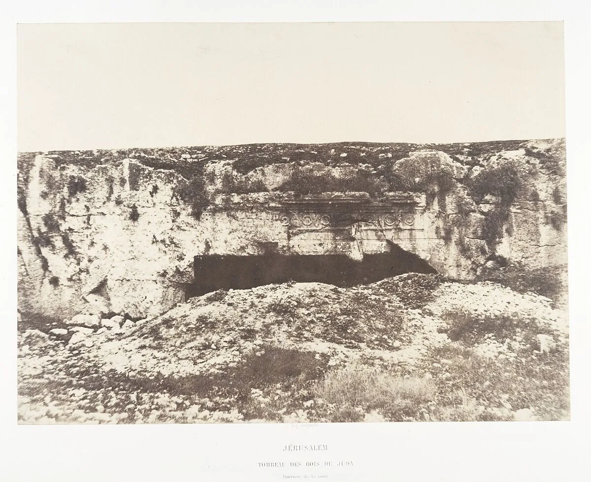 Jérusalem, Tombeau des rois de Juda, Intérieur de la cour — Auguste Salzmann|Imprimerie photographique de Blanquart-Évrard, à Lille