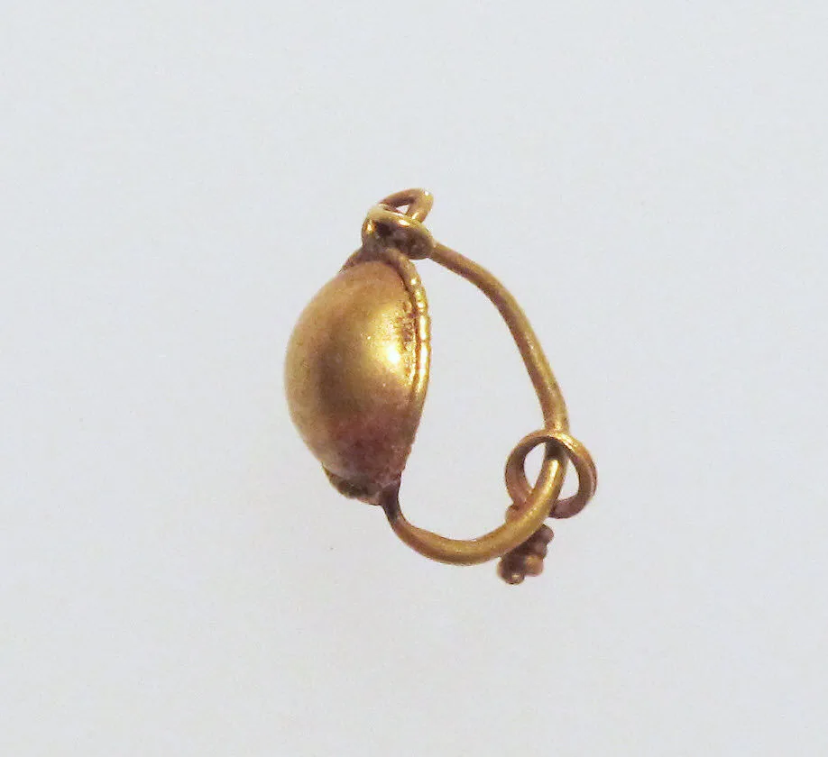 Gold earring with disc and pendant (missing) — Unknown